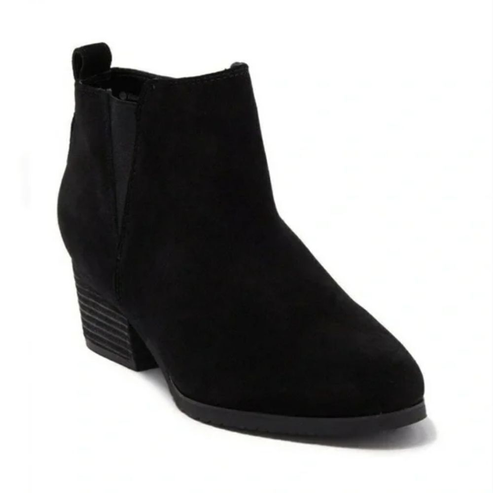 AMERICAN EAGLE V-CUT DETAIL ANKLE BOOTIE